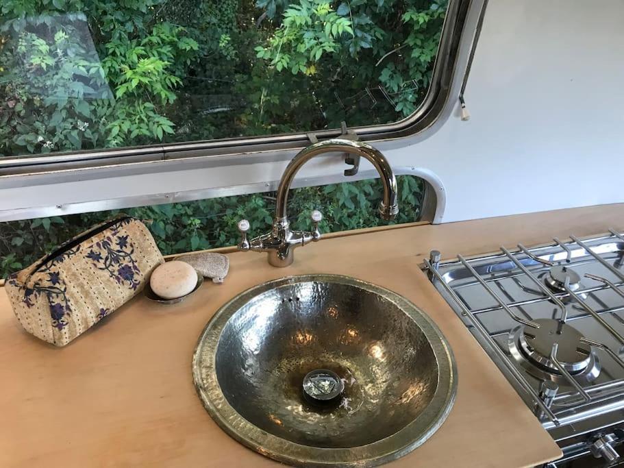 Airstream, Vintage American Caravan & Hottub Ashburton Exterior photo